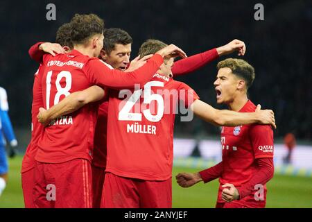 Fußball Berlin-münchen, Berlin, 19 Jan, 2020. Thomas Müller, Müller, FCB 25 feiert seine 1-0 Ziel, Freude, Lachen, feiern, Robert Lewandowski, FCB 9 Philippe COUTINHO, FCB 10 Leon Goretzka, FCB 18 Hertha BSC Berlin - FC BAYERN MÜNCHEN 0-4 - DFL-Bestimmungen verbieten die Verwendung von Fotografien als BILDSEQUENZEN und/oder quasi-VIDEO - 1. Deutsche Fussball Liga, Berlin, 19. Januar 2020. Saison 2019/2020, Spieltag 18, © Peter Schatz/Alamy leben Nachrichten Stockfoto