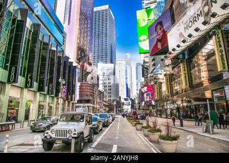 New York City, Usa-Jan 13, 2019: Times Square, Broadway Theatern, mit LED-Zeichen, ein Symbol der Stadt New York, Manhattan. New York City. Stockfoto