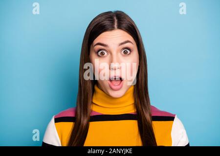 Nahaufnahme Foto von funky beeindruckt Mädchen stare Shout unglaubliche schwarzer Freitag Schnäppchen tragen bunte Pullover über blaue Farbe Hintergrund siehe Stockfoto