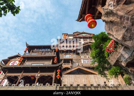 Chongqing, China - 14. Juni 2018: Hongya Höhle touristischen Bereich Low Angle View in Yuzhong district bei Tageslicht Stockfoto