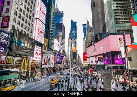 New York City, Usa-Jan 13, 2019: Times Square, Broadway Theatern, mit LED-Zeichen, ein Symbol der Stadt New York, Manhattan. New York City. Stockfoto