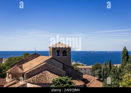 Triest, Italien - September 2019: Römisch-katholische Kathedrale "Basilika Kathedrale San Giusto martire' mit Blick auf das Mittelmeer. Es ist dedicat Stockfoto