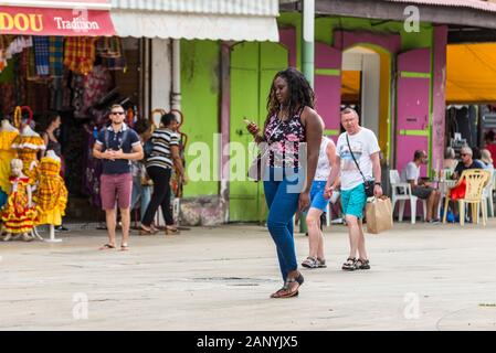 Pointe-à-Pitre, Guadeloupe - Dezember 14, 2018: Fußgänger auf den Straßen der Pointe-a-Pitre Stadt, in den französischen überseeischen Departement Guadeloupe Stockfoto