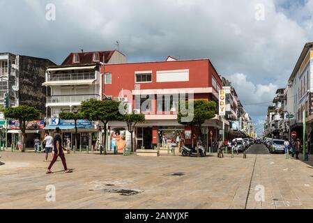 Pointe-à-Pitre, Guadeloupe - Dezember 14, 2018: Street View von Pointe-a-Pitre am Tag mit Geschäften und Fußgänger in den französischen überseeischen Departements für G Stockfoto