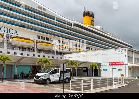 Pointe-à-Pitre, Guadeloupe - Dezember 14, 2018: Das luxuriöse Kreuzfahrtschiff Costa Magica der Firma Costa Cruises, Cruise Terminal des angedockt Stockfoto