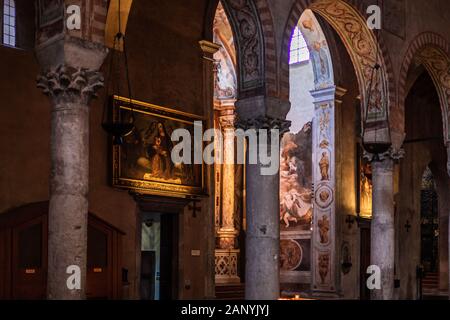 Triest, Italien - September 2019: Innenarchitektur des römisch-katholische Kathedrale "Basilika Kathedrale San Giusto martire'. Es ist gewidmet Stockfoto