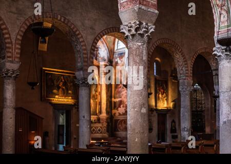Triest, Italien - September 2019: Innenarchitektur des römisch-katholische Kathedrale "Basilika Kathedrale San Giusto martire'. Es ist gewidmet Stockfoto