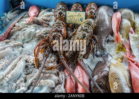 Langusten und frische Meeresfrüchte auf Eis auf dem Fischmarkt in Pointe-à-Pitre, Guadeloupe Stockfoto