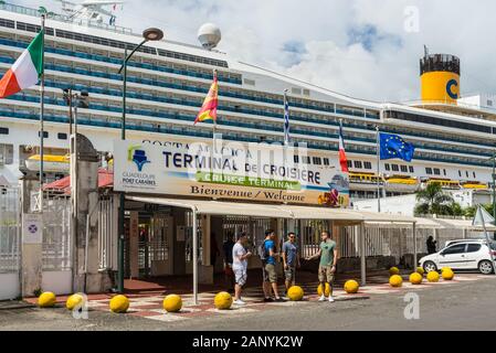 Pointe-à-Pitre, Guadeloupe - Dezember 14, 2018: Das luxuriöse Kreuzfahrtschiff Costa Magica der Firma Costa Cruises, Cruise Terminal des angedockt Stockfoto