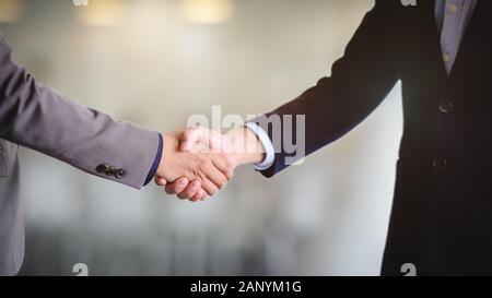 Zwei der Geschäftsmann die Hände schütteln nach Beendigung einer Versammlung als Symbol der Einheit, Erfolg, Umgang, Gruß- und Partner Stockfoto