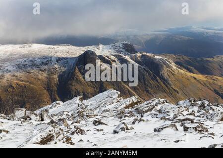 Die Langdale Pikes aus Bowfell im Winter, Lake District, Cumbria, Großbritannien Stockfoto