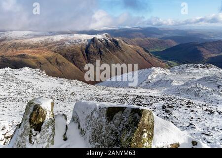 Die Langdale Pikes aus Bowfell im Winter, Lake District, Cumbria, Großbritannien Stockfoto