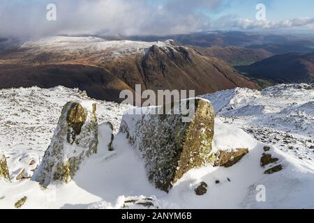 Die Langdale Pikes vom Gipfel des Bowfell im Winter, Lake District, Cumbria, Großbritannien Stockfoto