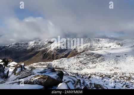 Scafell und Scafell Pike vom Gipfel des Bug fiel, Lake District, Cumbria, Großbritannien Stockfoto