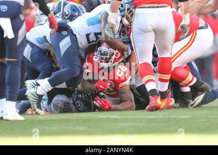 Kansas City Chiefs zurück laufen Damien Williams (26) Schläge durch für einen ersten Abstieg während der AFC Championship, Sonntag, 19 Jan, 2020 in Kansas City, MO. Die Leiter beat die Titanen 35-24. (Foto von IOS/ESPA-Bilder) Stockfoto