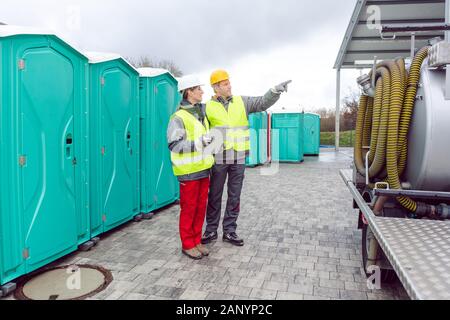 Arbeitern mobile Toilette vor dem Versand Stockfoto