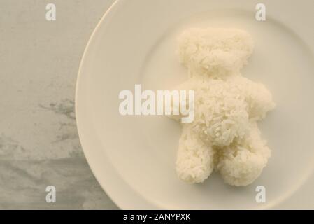 Teddybär geformte Gedünsteter Reis serviert Auf weiße Platte Stockfoto