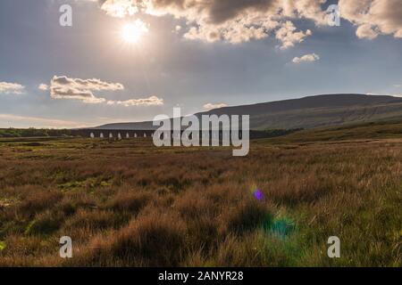 Die untergehende Sonne und Abend Wolken über dem ribblehead Viadukt, North Yorkshire, England, Großbritannien Stockfoto