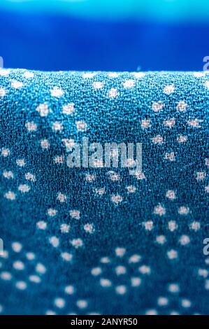 Vertikale Nahaufnahme des Textils eines blauen Handtuchs Stockfoto