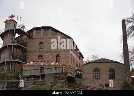 Alte Fabrik verwendet als Veranstaltungsort für das jährliche Messe namens Mühle der Elfen, die während der festlichen Jahreszeit an Trikala, Griechenland. Stockfoto