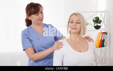 Bild der Frau mittleren Alters während der Rehabilitation in der Klinik. Nahaufnahme Stockfoto