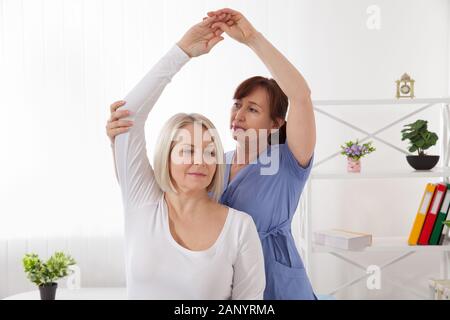 Bild der Frau mittleren Alters während der Rehabilitation in der Klinik. Nahaufnahme Stockfoto