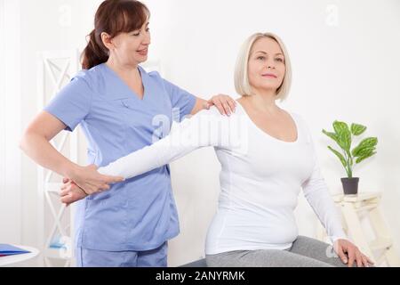 Bild der Frau mittleren Alters während der Rehabilitation in der Klinik. Nahaufnahme Stockfoto