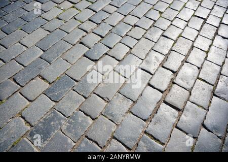 Nahaufnahme eines Kopfsteinpflastergrundes mit hohem Winkel und Grau Quadratische Kacheln Stockfoto