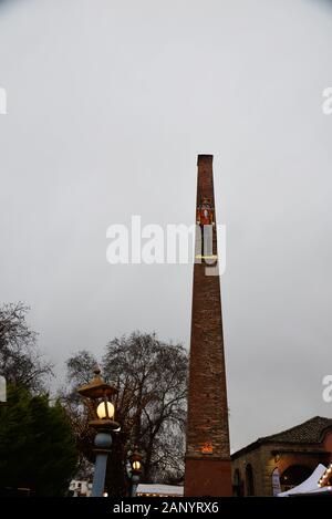 Alte Fabrik verwendet als Veranstaltungsort für das jährliche Messe namens Mühle der Elfen, die während der festlichen Jahreszeit an Trikala, Griechenland. Stockfoto