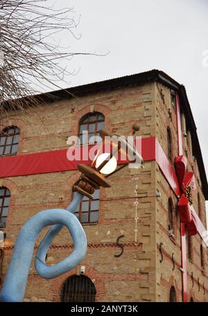 Alte Fabrik verwendet als Veranstaltungsort für das jährliche Messe namens Mühle der Elfen, die während der festlichen Jahreszeit an Trikala, Griechenland. Stockfoto