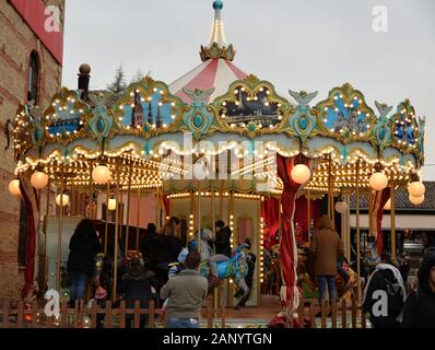 Merry go round (Karussell) an der Mühle der Elfen, Trikala, Griechenland für die festliche Jahreszeit. Stockfoto