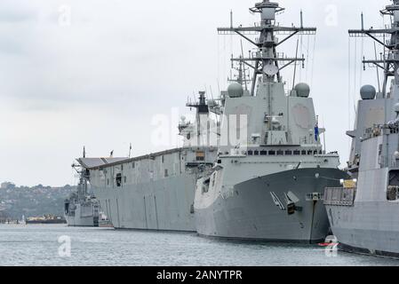 Australische Marineschiff HMAS Brisbane (DDG41) ist eine von drei Hobart Class Air Warfare Zerstörer und ist hier zu sehen bei Garden Island in Sydney günstig. Stockfoto