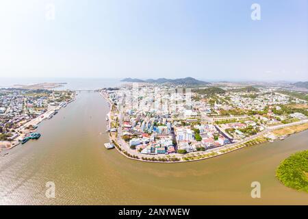 Luftaufnahme Ha Tien City Skyline von oben, Mekong Delta, South Vietnam. Berühmte Tourismus destination Fähre auf der Insel Phu Quoc. Strahlend blauer Himmel. Stockfoto