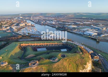 Luftaufnahme von Newhaven Hafen fort und Stadt an der Küste von Sussex Stockfoto