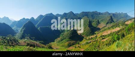 Ha Giang karst Geopark Berglandschaft im Norden Vietnams. Kurvenreiche Straße in die atemberaubende Landschaft. Ha Giang Motorrad Loop, berühmten Reiseziel biker Stockfoto