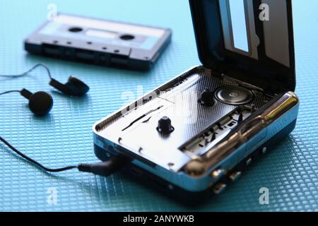 High-Angle-Aufnahme eines Kassettenspielers und einer Kassette Auf einer blauen Oberfläche Stockfoto