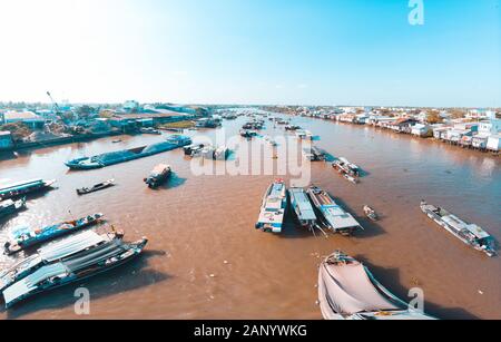 Luftaufnahme von Cai Rang Floating Market bei Sonnenaufgang, Boote Verkauf Großhandel Früchte und Güter auf Can Tho, Mekong Delta region, Südvietnam, Tou Stockfoto