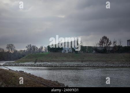 Landschaft am Ufer an einem bewölkten Tag Stockfoto