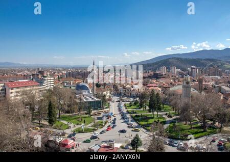 Bitola, Mazedonien (Битола, Македонија), - Panoramaaussicht - Uhrturm und Yeni-Moschee Stockfoto