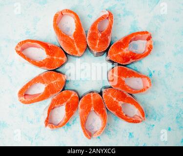 Roher Lachs Steaks Muster auf einem blauen Hintergrund Stockfoto