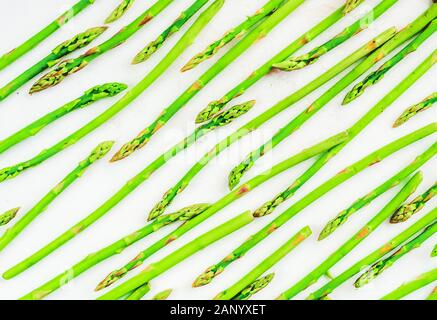 Frischer grüner Spargel schießt Muster, Ansicht von oben. Essen Hintergrund Spargel flach Stockfoto