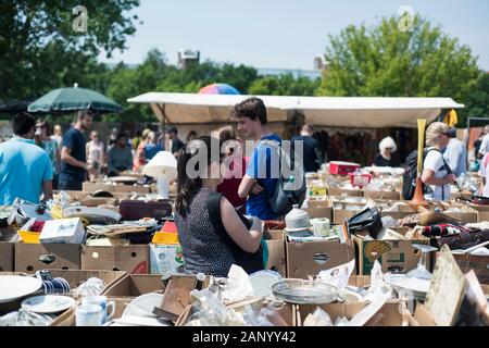 BERLIN, DEUTSCHLAND - 27. MAI 2018: Leute einkaufen bei den beliebten Flohmarkt am Mauerpark Flohmarkt in Berlin, Deutschland, die jeden Sonntag eingestellt ist Stockfoto