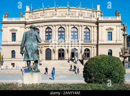 Prag, tschechische Republik - 14. OKTOBER 2018: Ein Blick auf die Fassade des Gebäudes im Rudolfinum Prag, Tschechische Republik, Sitz der Tschechischen Philharmonie O Stockfoto