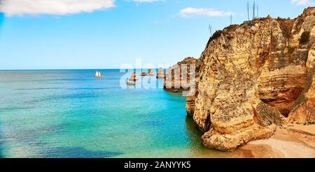 Marine Strand Praia da Marinha - einer der berühmtesten Strände von Portugal, an der Atlantikküste in der Gemeinde Lagoa, Algarve. Stockfoto