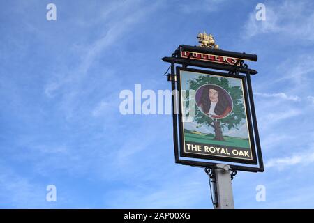 Das öffentliche Haus Royal Oak, ein Schild in der Kneipe von Surrey in Guildford, Surrey, Januar 2020 Stockfoto