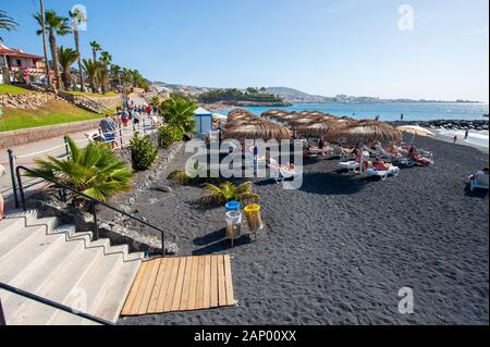 Kanarische Insel Teneriffa, SPANIEN - 27 Dez, 2019: Touristen sind entspannend und spielen auf einem Strand namens Playa El Beril auf Teneriffa. Ein Strand mit schwarzem Kies. Stockfoto