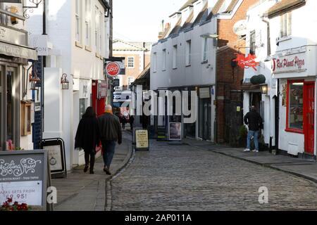 Blick auf die Chapel Street, Einkaufsfußgänger zu Fuß in Richtung Guildford High Street, Guildford, Surrey, Großbritannien, Januar 2020 Stockfoto