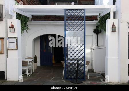 THEION moderne griechische Küche Restaurant, in der Chapel Street, Guildford, Surrey, UK, Januar 2020 entfernt Stockfoto