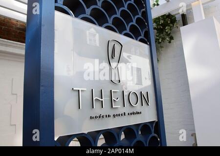 THEION moderne griechische Küche Restaurant, in der Chapel Street, Guildford, Surrey, UK, Januar 2020 entfernt Stockfoto