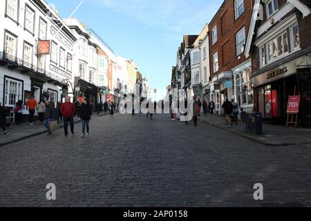 Blick nach Osten auf die Guildford High Street Shopping an einem Winternachmittag, Guildford, Surrey, Großbritannien, Januar 2020 Stockfoto